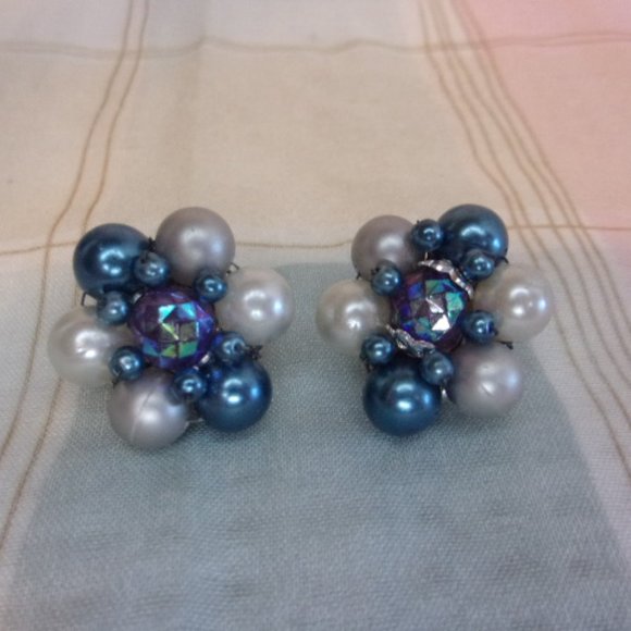 Vintage Blue Bead Cluster Clip Earrings Japan - Picture 1 of 5